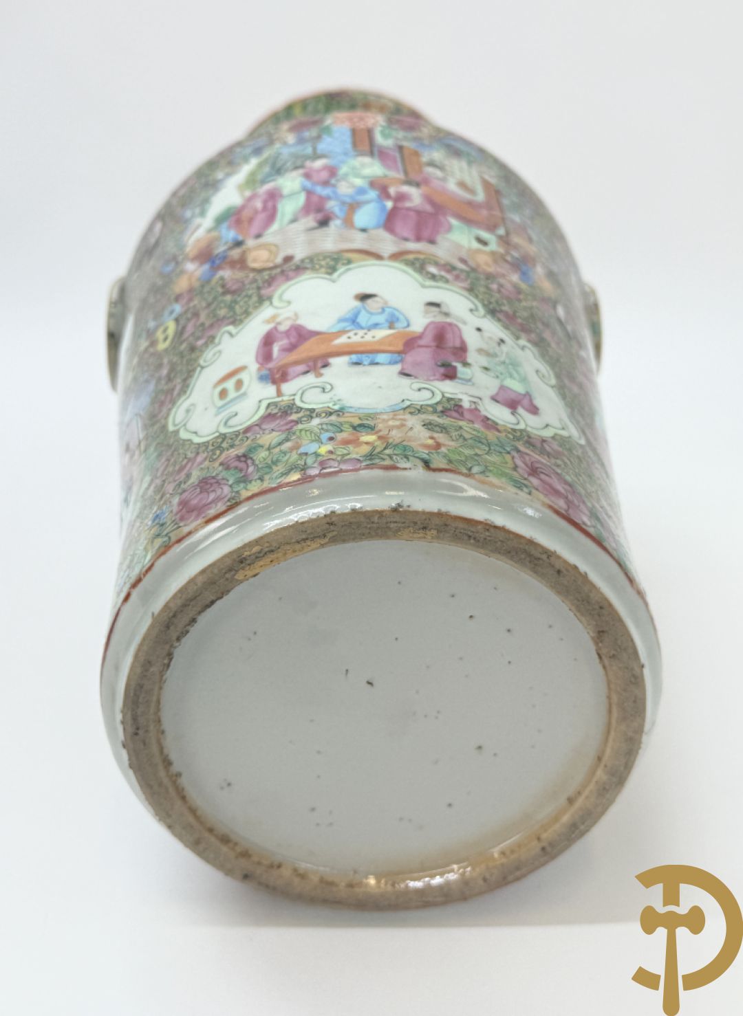 Paar Chinese porseleinen famille rose Kanton vazen met geanimeerd decor en zijdelings met fo honden