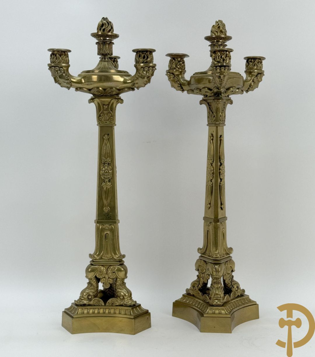 Paar bronzen 3-armige Empire kandelaars met flambeau bekroond