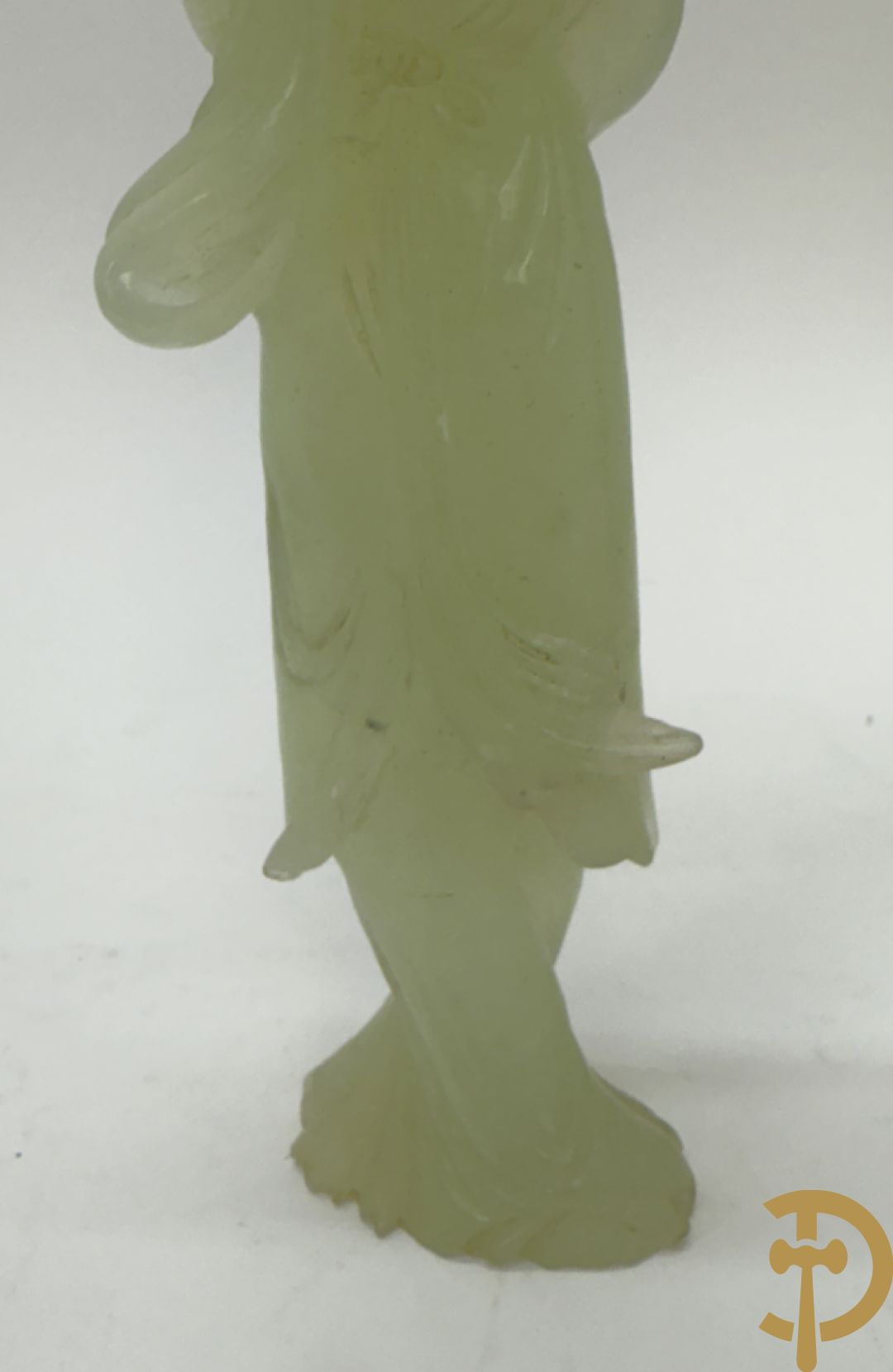 Jadeiet sculptuur van boedhistisch figuur + jadeiet wijsgeer met perziken + geisha in jadeiet