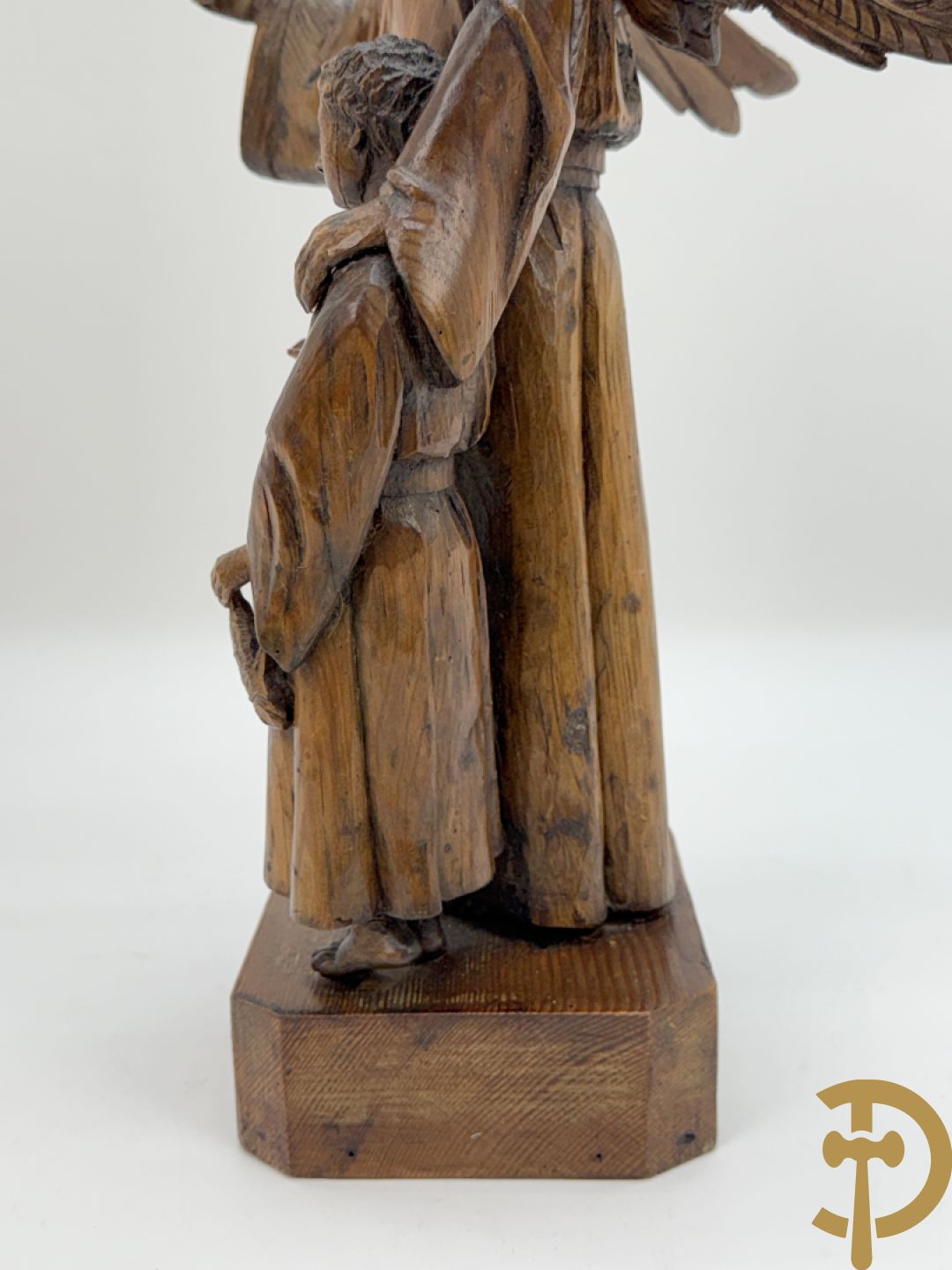Houtsculptuur van engel met jongeling