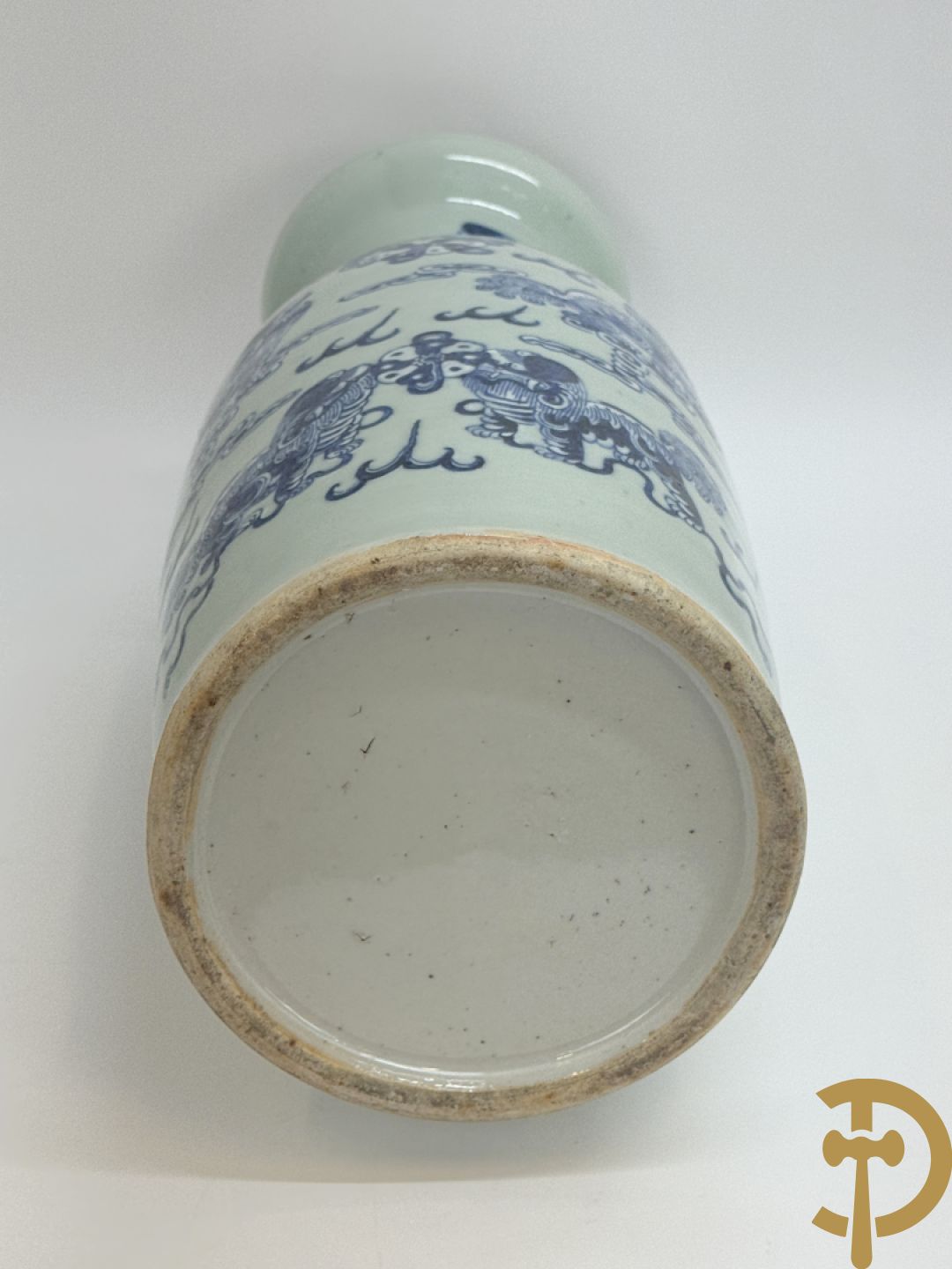 Chinese porseleinen celadon vaas met blauw/wit decor van fo honden