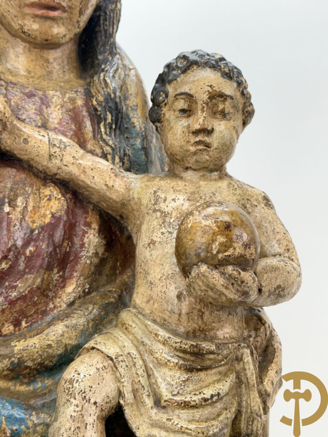 Houtsculptuur gepolychromeerde zittende Madonna met kind op de schoot, Zuid Europees