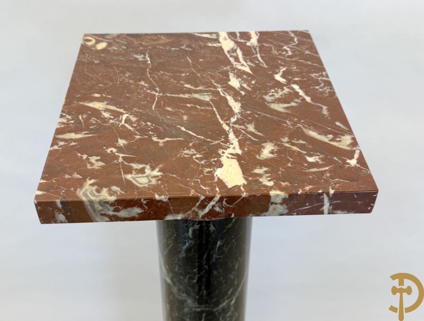 Zwart marmeren ronde zuil met rouge belge draaibaar plateau