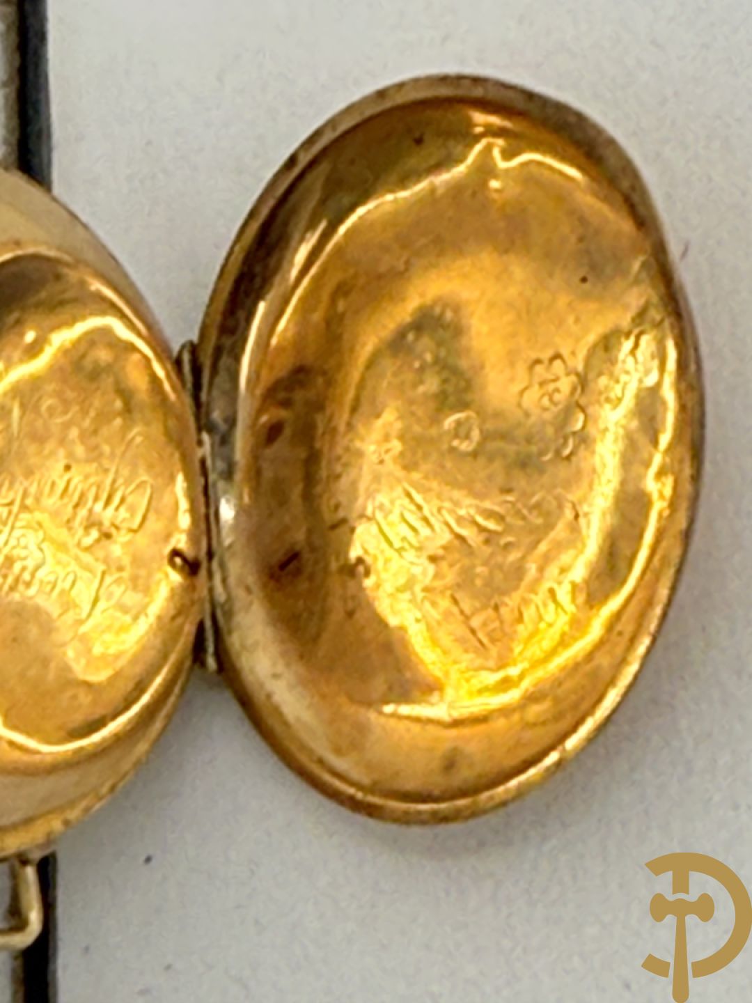 Twee dameshorloges met gouden kast