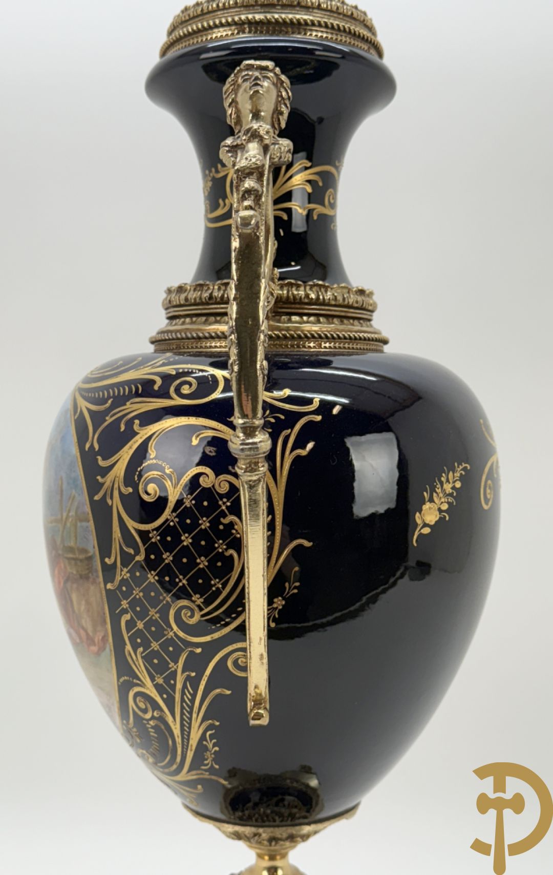Blauwe porseleinen vaas met lieftallig decor, Sèvres stijl, bezet met bronzen ornamenten
