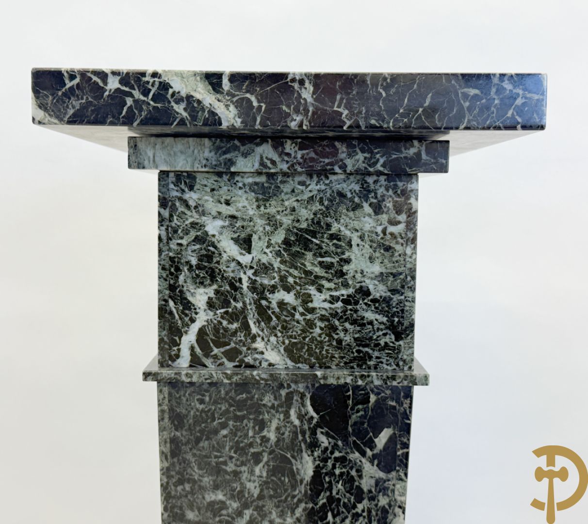 Zwart geaderde marmeren vierkante zuil met Louis XVI bronsbeslag, met afneembare plateau