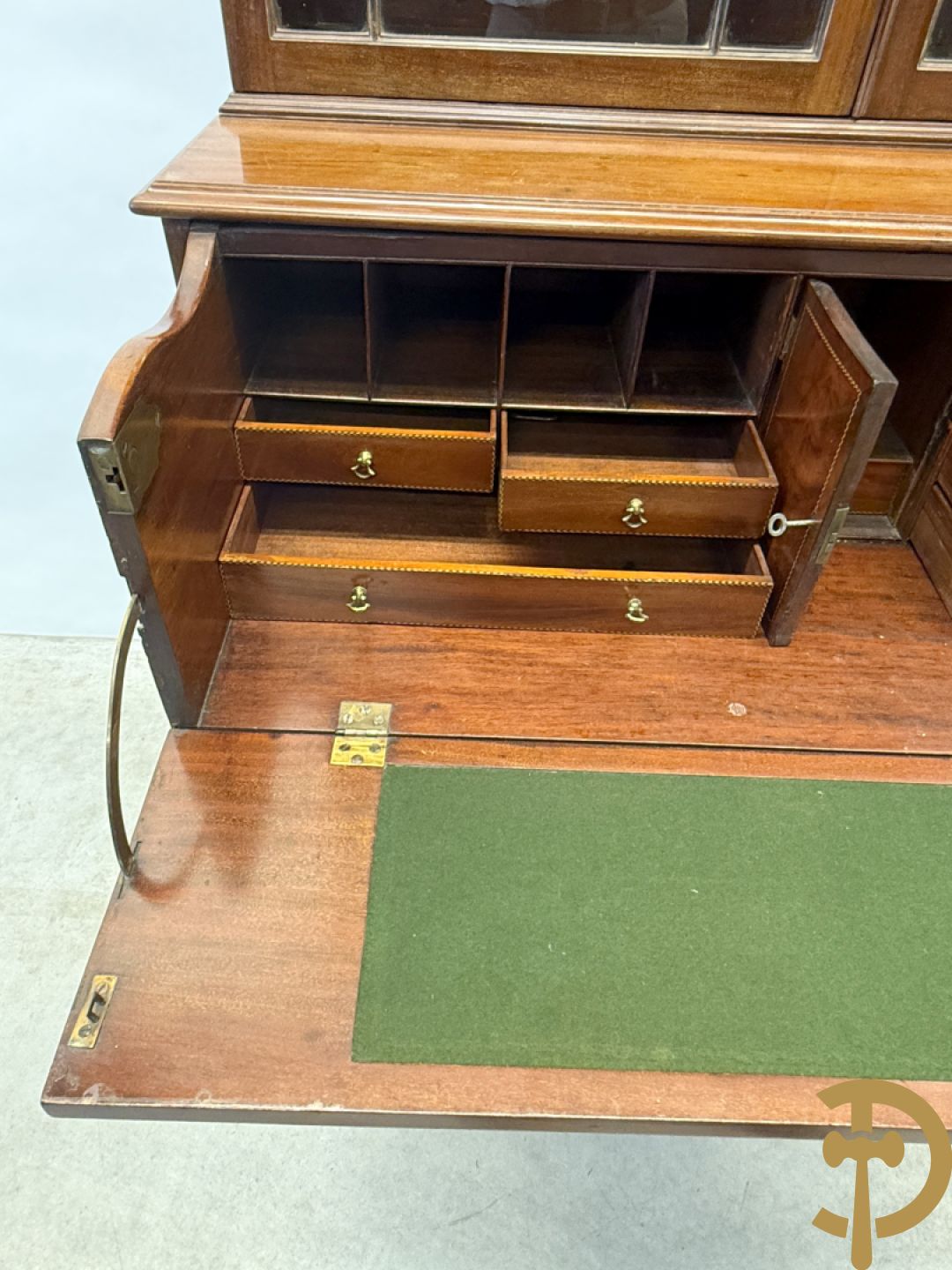 Engelse mahoniehouten secretaire met vitrine bovenaan, 19e