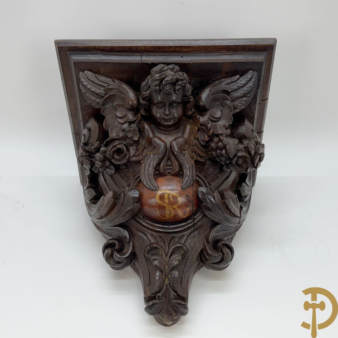 Houtgesculpteerde konische muurconsole met cupido en bloemenranken