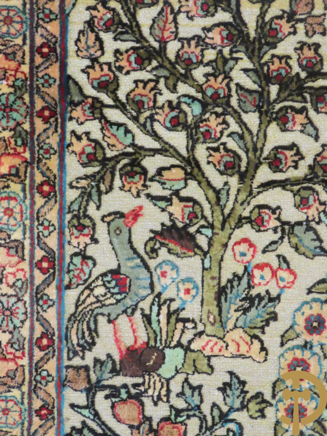 Oosters handgeknoopt tapijt met zijde en gouddraad met amfoor, levensboom, vogel en plantenmotieven