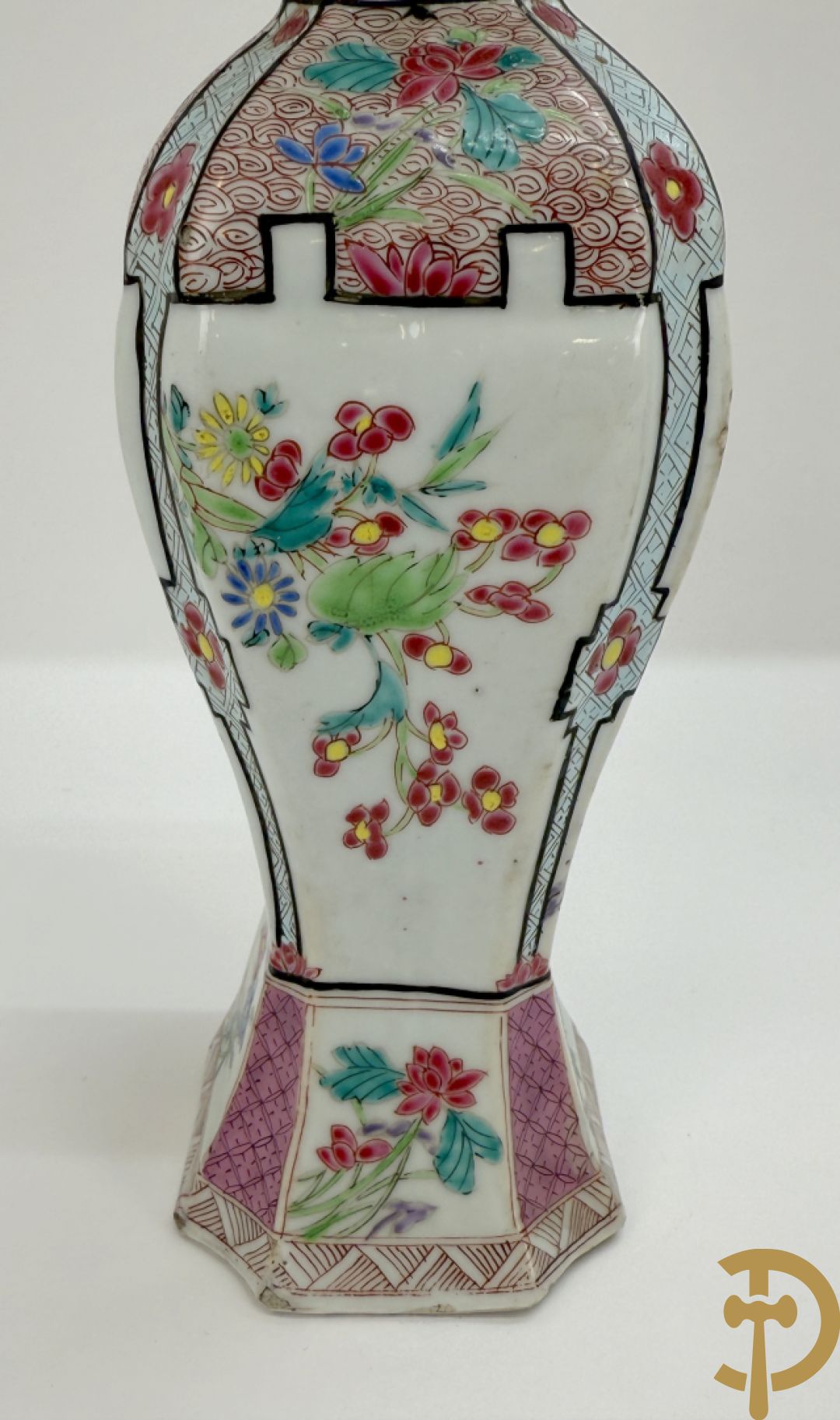 Chinese porseleinen ballustervormige vaas, King Long  + 2 porseleinen bordjes met bloemendecor + 2 bordjes met vazen- en bloemendecor + kopje en schoteltje Imari + dekselpotiche met vogel en bloemendecor