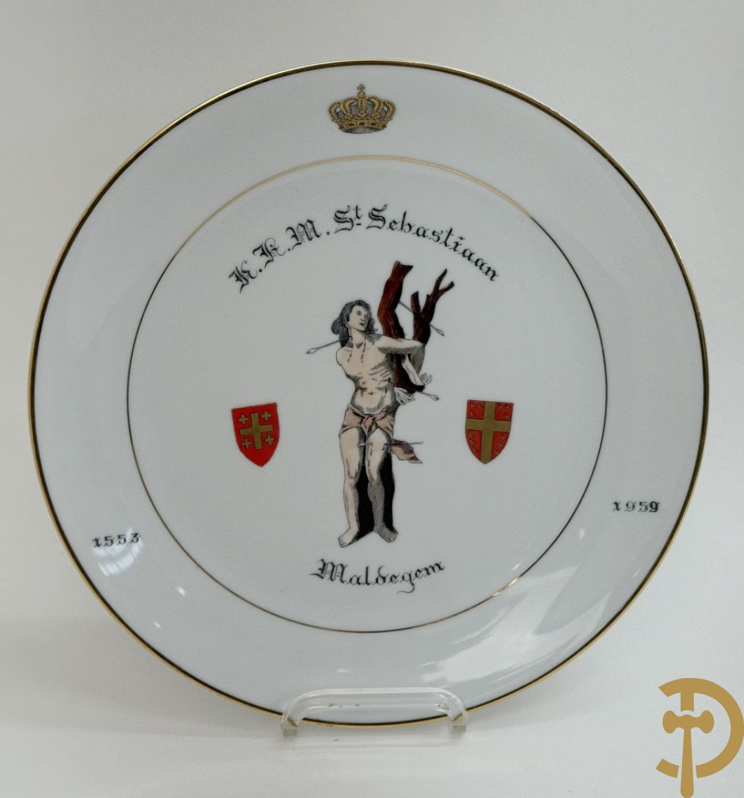 Acht porseleinen borden van boogschuttersgildes