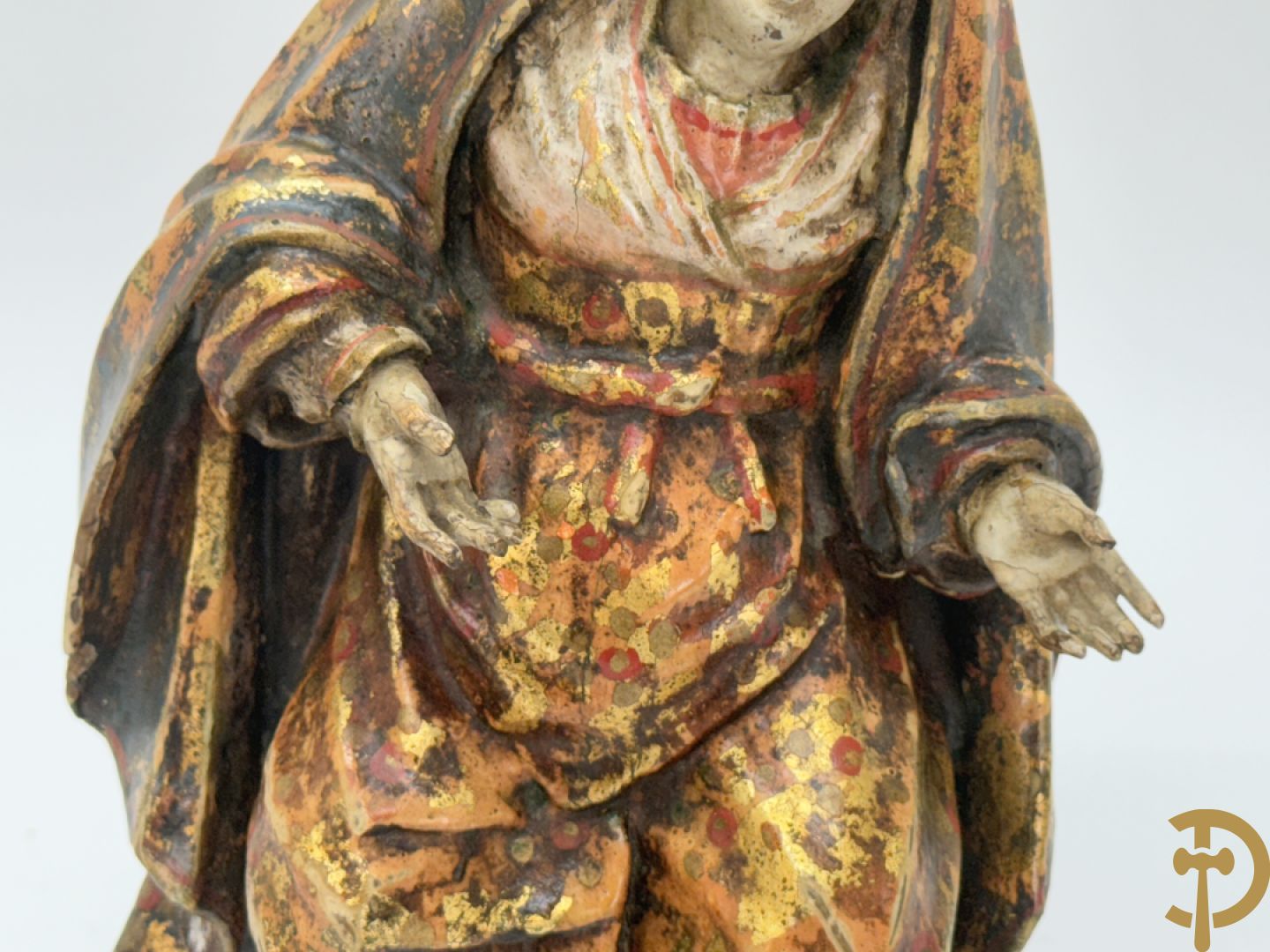 Gepolychromeerde houtsculptuur van zittende dame