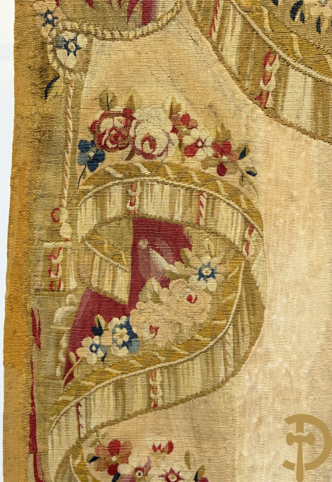 Handgeweven wandtapijt met centraal decor van dames in landschap met de oogst omgeven door bloemenguirlandes