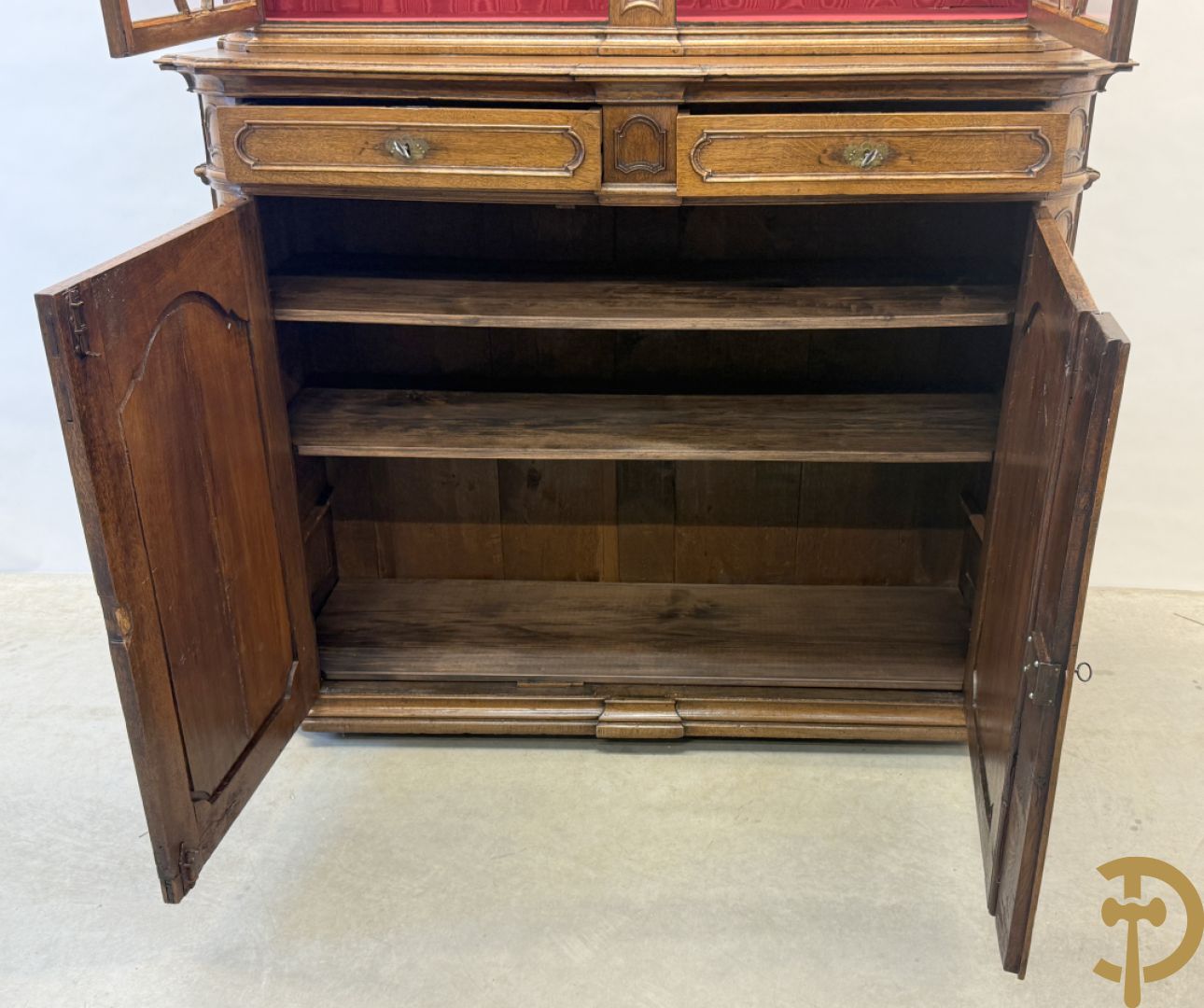 Massief eiken Luikse vitrinekast, boven met 2 beglaasde deuren en gebogen kop, Louis XV stijl, 18e