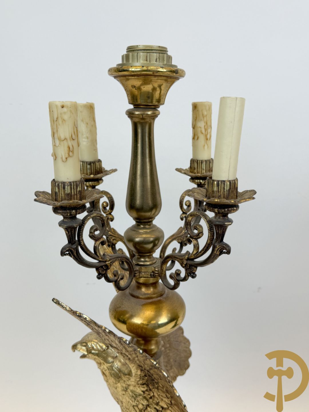 Paar vintage lampadaires met adelaar, bovenaan bekroond met 4 kaarsenhouders en lichtpunt