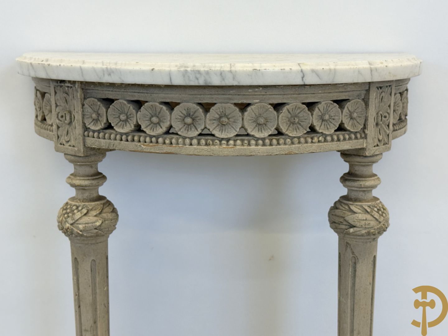 Louis XVI muurconsole op gecanneleerde poten