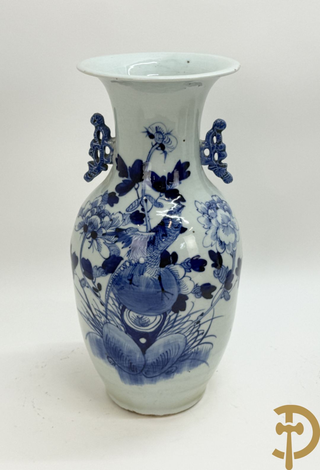 Twee Chinese porseleinen celadonvazen met blauw wit bloemen en vogeldecor + cachepot met vazendecor
