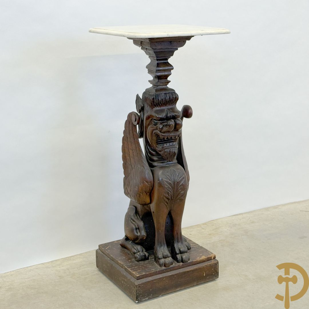 Houtgesculpteerde sokkel in de vorm van een handgesculpteerde fo hond bezet met marmeren plateau
