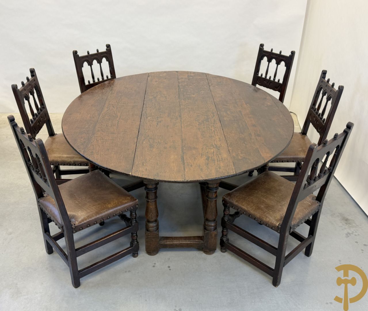 Grote massief eiken openklapbare gatelegg tafel + 6 Engelse eiken stoelen met lederen zitting