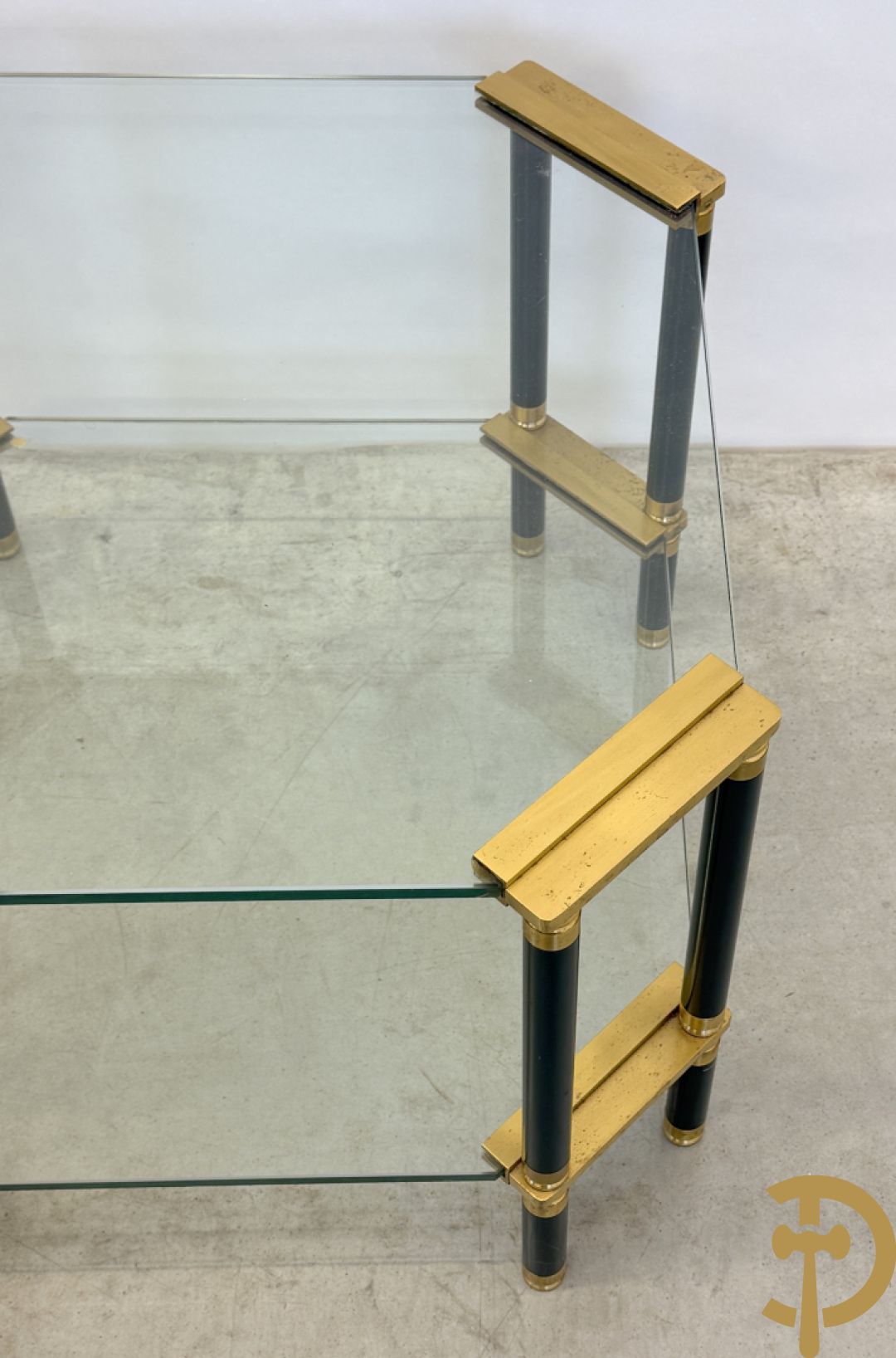 Vintage salontafel met glas en koperafwerking + 3 bijhorende vintage bijzettafels