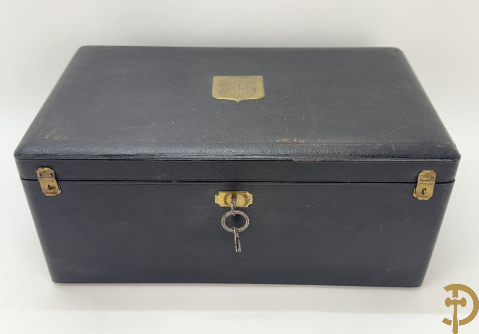 Massief zilveren bestek gedecoreerd met bladranken  in mooie koffer met leder bekleed, gemerkt HS (Henri Soufflot) - 19e 
12 vorken, 12 lepels, 12 messen, 12 dessertvorken, 12 dessertlepels, 12 dessertmessen, 12 koffielepels en 15 grote stukken, met initialen HM