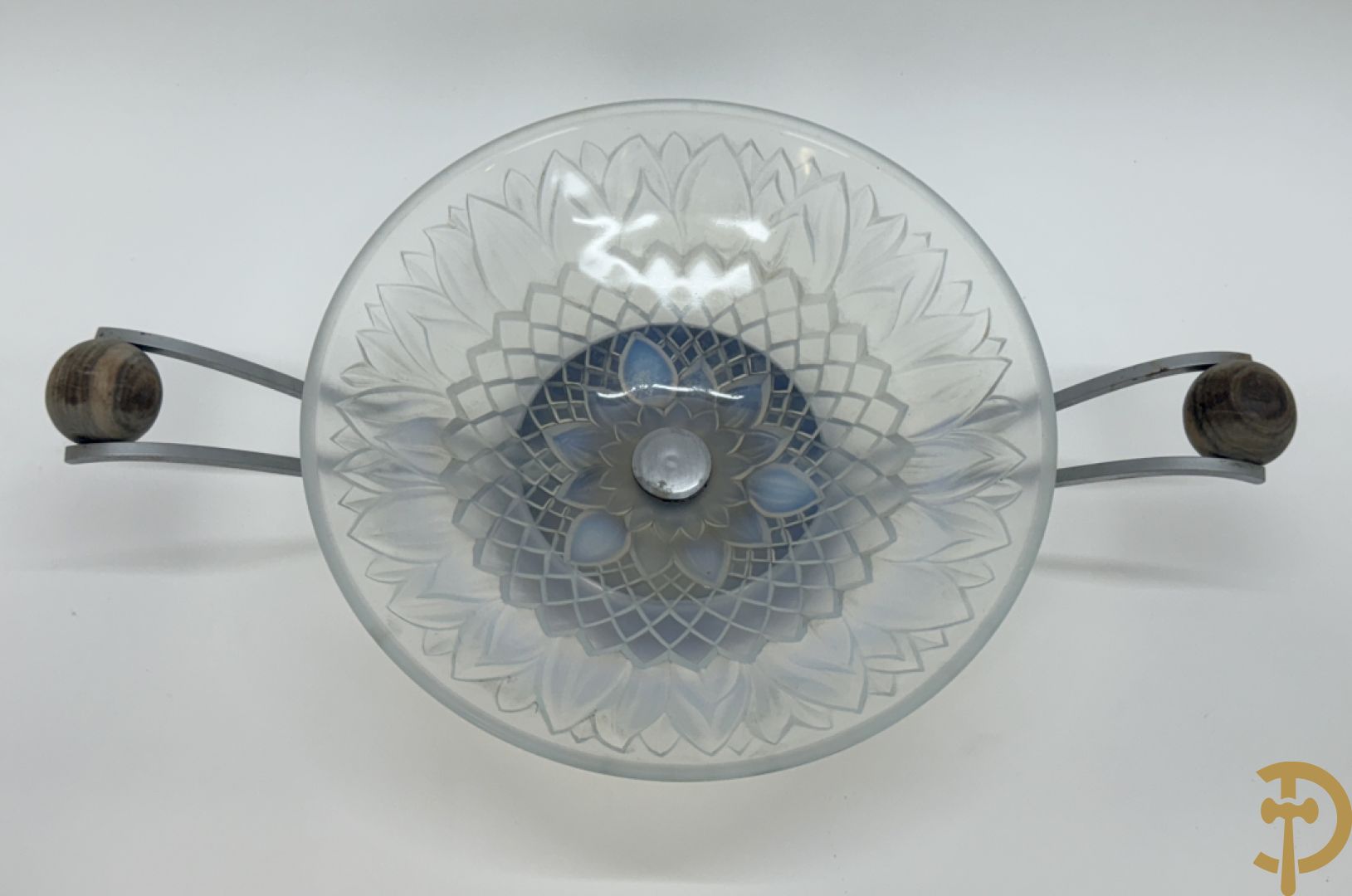 Art Deco schaal van pate de verre met bloemenmotief gevat in chromé houder + Art Deco coupe in pate de verre met bloemenmotieven gevat in chromé houder