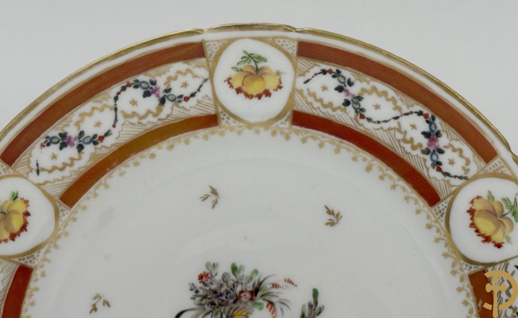 Frans porseleinen bord met decor van hoorn des overvloeds 