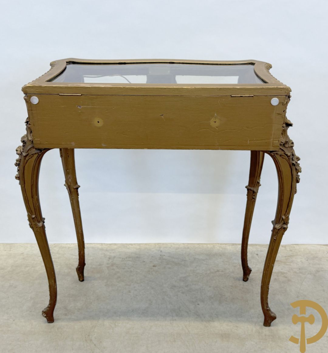Vergulde Louis XV juwelenvitrine met openklapbaar deksel, bezet met rocailles, op voluutvormige poten