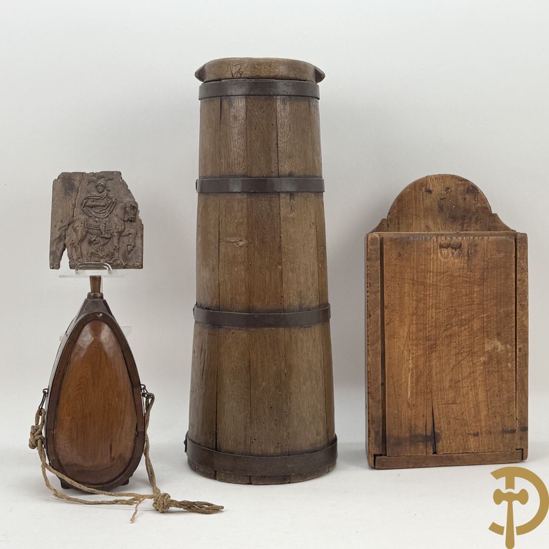 Lot folklore w.o. antieke gemerkte (IBT BCR) houten muurdoos 1845, karner zonder stok, antieke houten veldfles (gourde) 19e + houten sculptuurtje