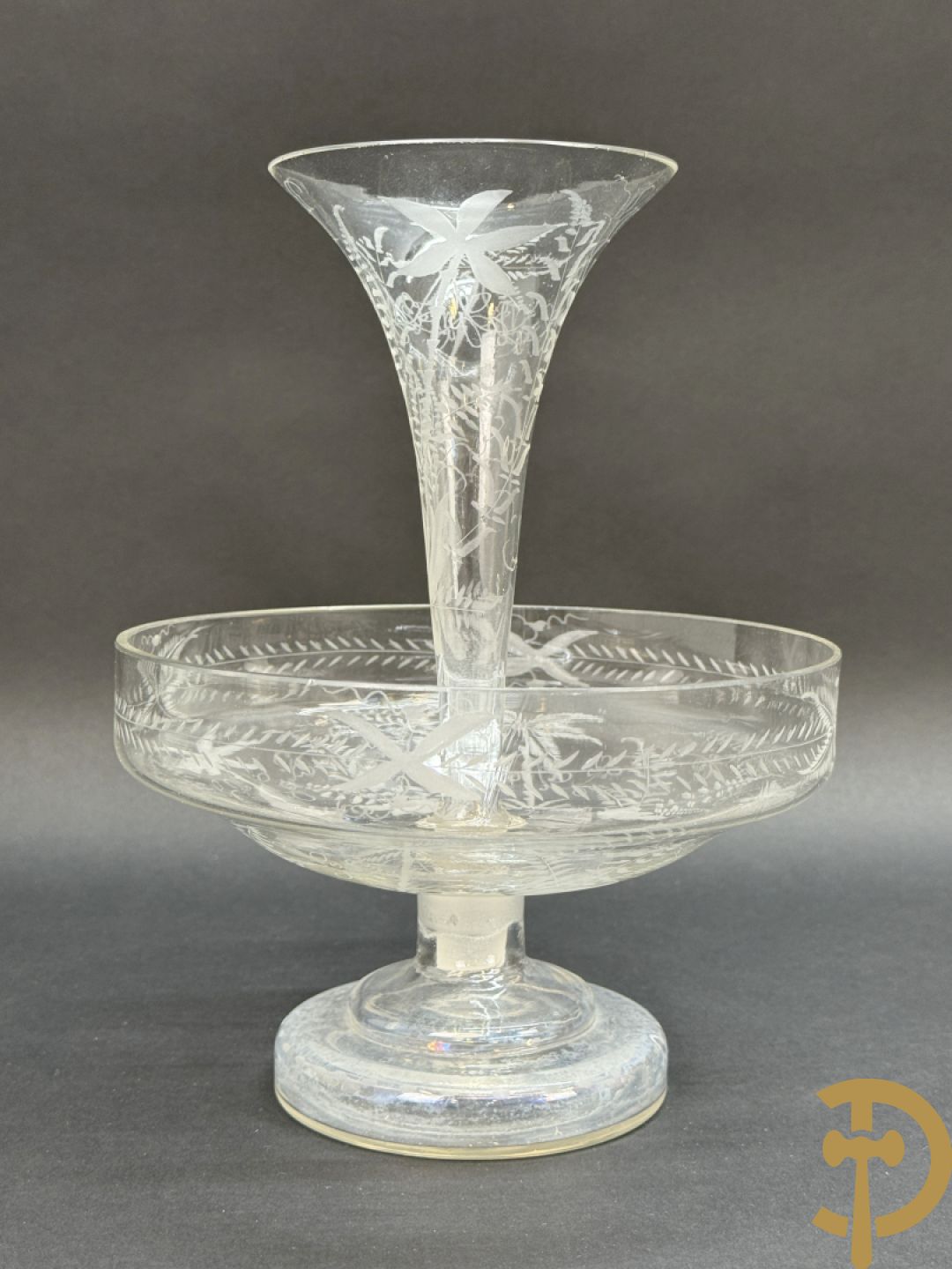 Handgeslepen flessenhouder met dubbel decor van wapenschild en geëtst bloemendecor, gedateerd 1751 + schenkkan met zilveren tuit + 2 coupes + pique fleur + veldfles