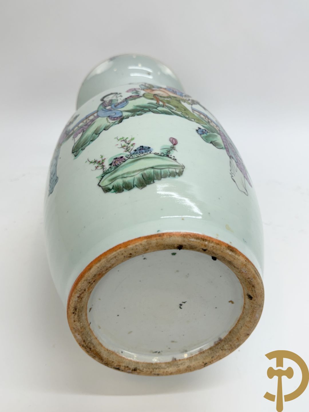 Chinese porseleinen vaas met decor van dames in landschap
