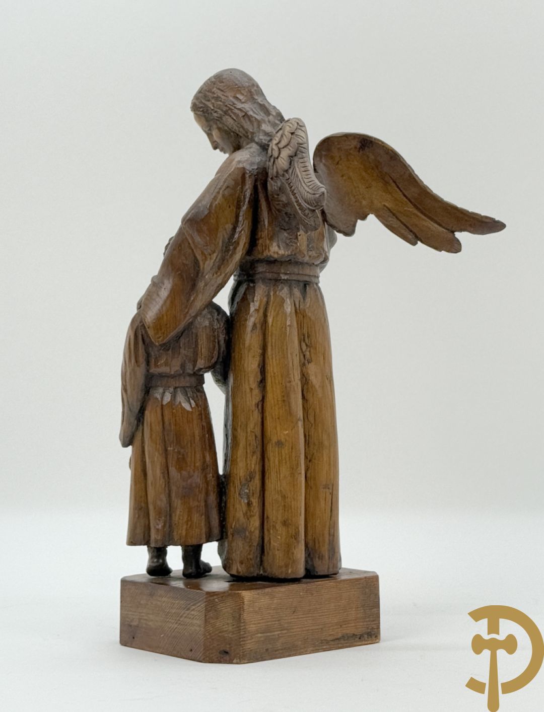 Houtsculptuur van engel met jongeling