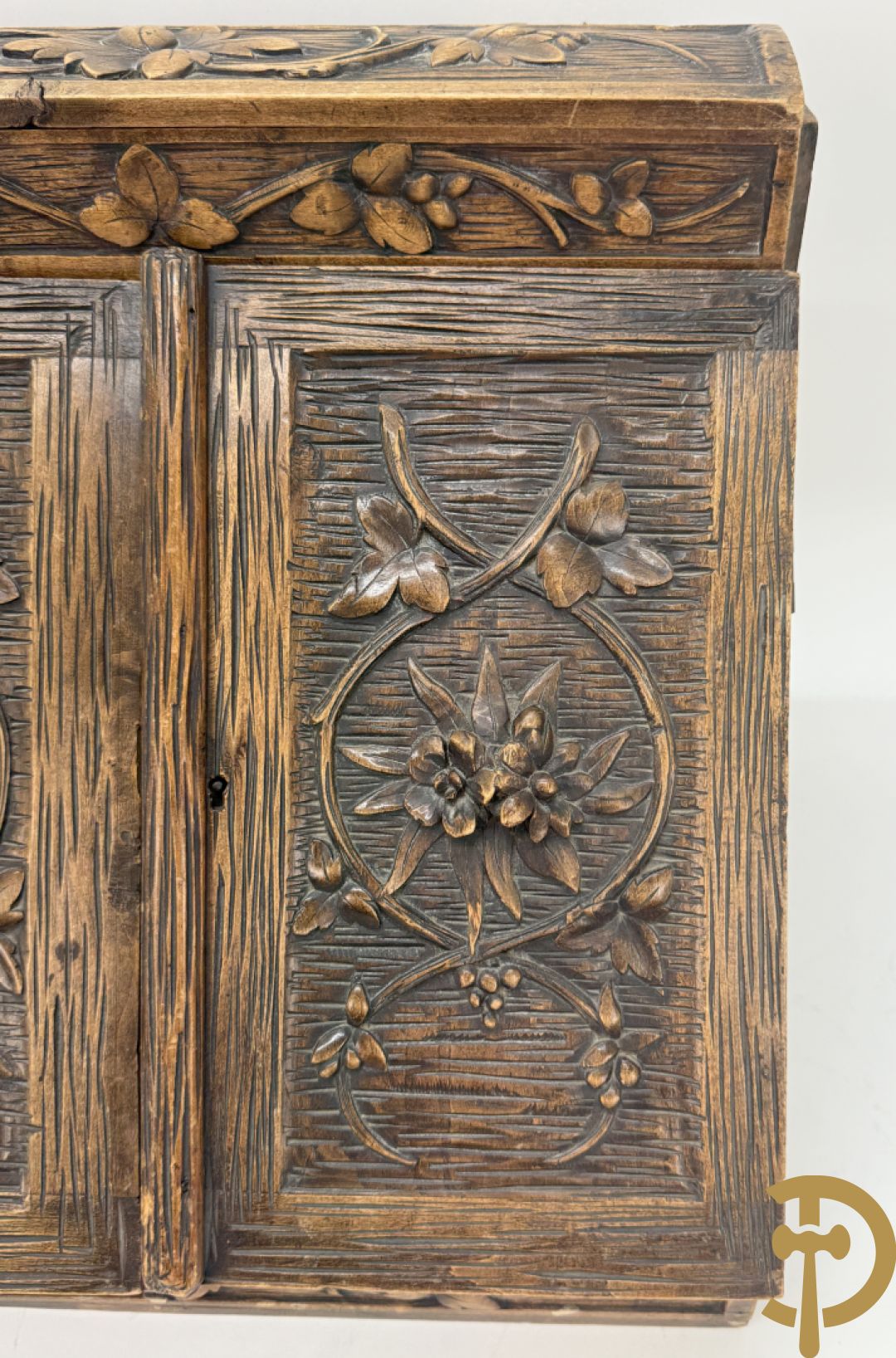 Houtgesculpteerde openklapbare brievenhouder met bloemensculptuur, laat 19e