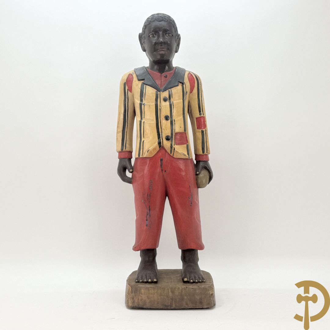 Houtgesculpteerd beeld van staande man