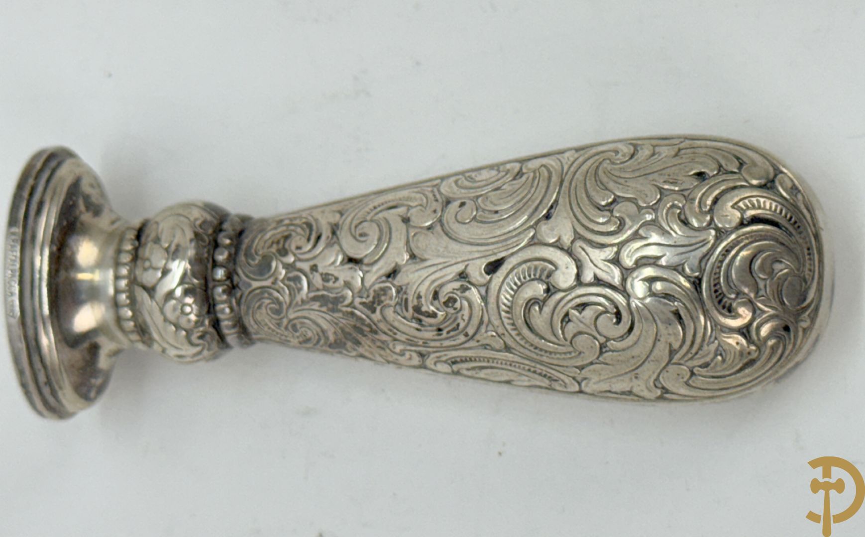 Massief zilveren schaaltje met Louis XV motieven, Delheid + bonbonnière met zilveren deksel + massief zilveren geajoureerd schaaltje + lakzegel met bewerkt handvat