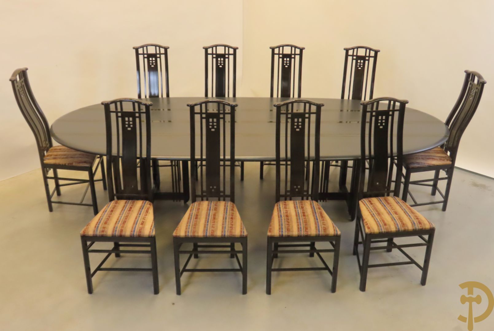 Grote ovale tafel van de Italiaanse ontwerper Umberto Asnago voor Giorgetti + 10 bijhorende hoogleunige stoelen