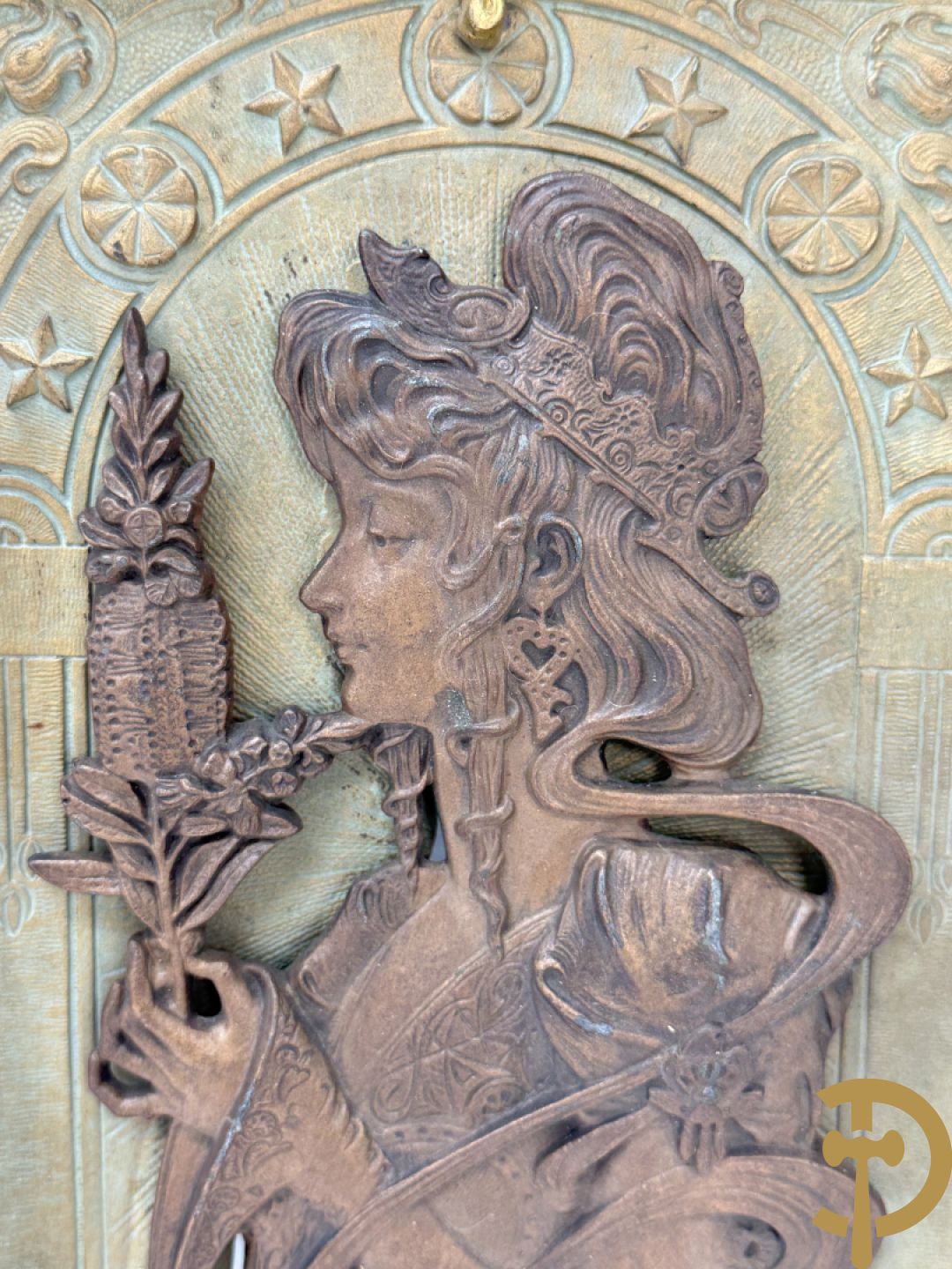 Paar vuurvergulde bronzen basreliefs met elegante dames en Jugendstil motieven