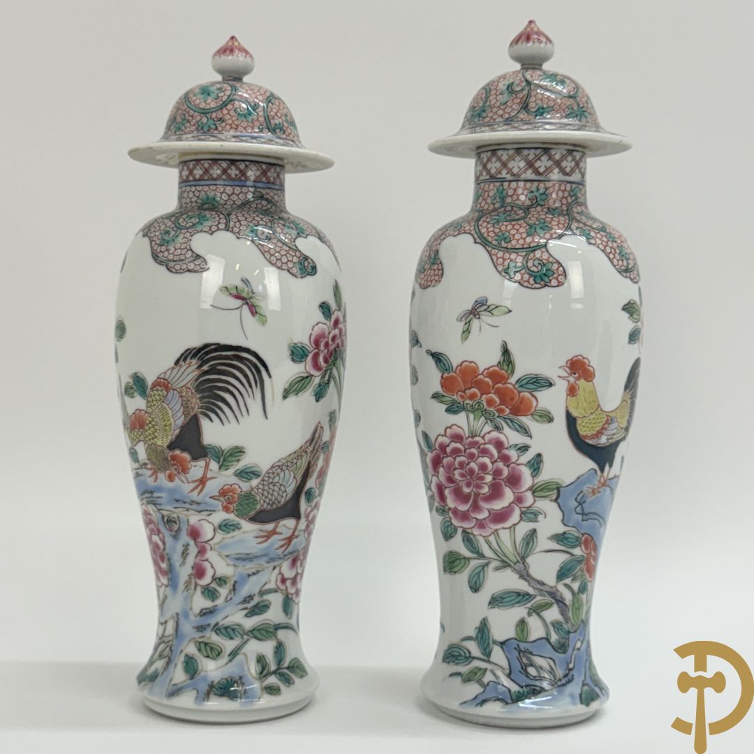 Paar Chinese porseleinen dekselvazen met bloemen- en  hanendecor + Chinese blauw/witte porseleinen gemberpot