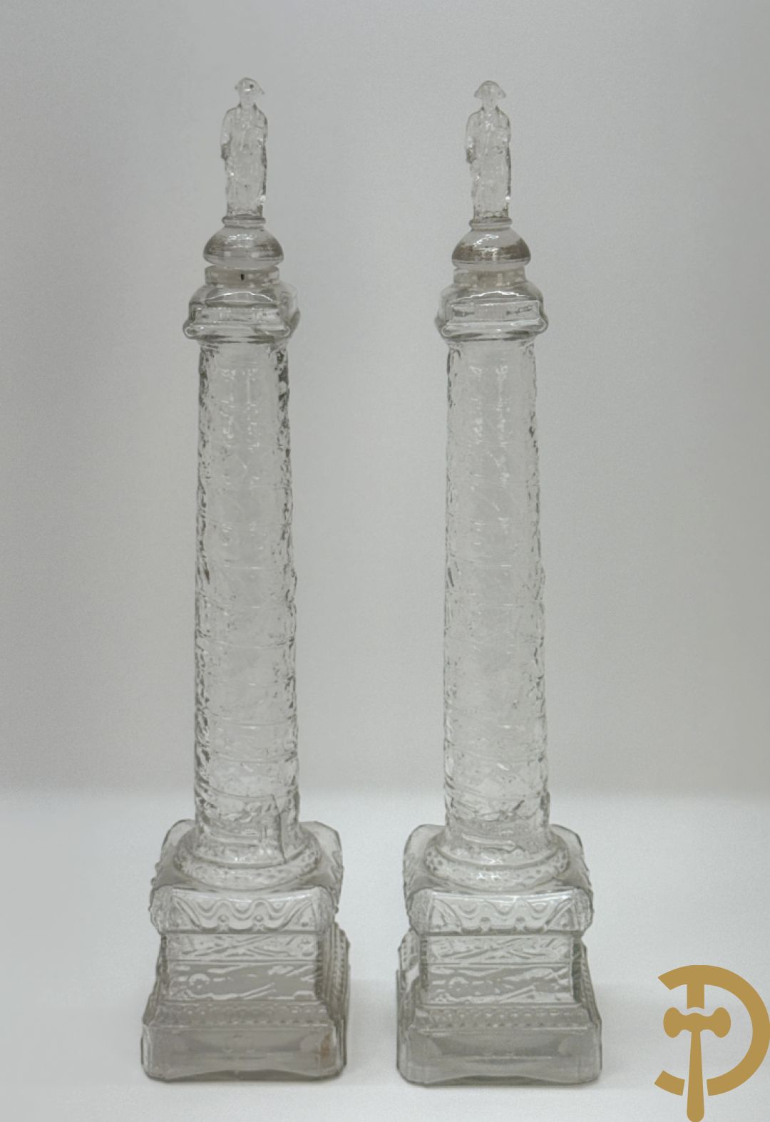 Paar glazen kandelaars in de vorm van de kolom Place de Vendome, bovenaan bezet Napoleon figuren
