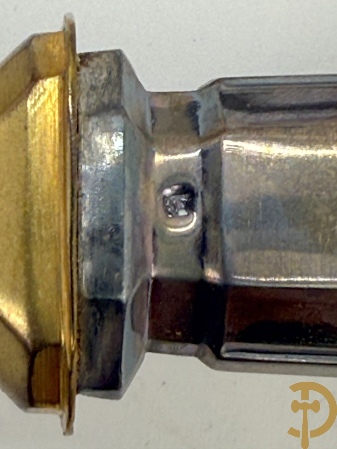 Wildbestek met zilveren handvaten en verguld lemmet bewerkt met gegraveerde bloemen + slacouvert met zilveren handvat en verguld schepgedeelte + slacouvert met zilveren heft en benen lepel