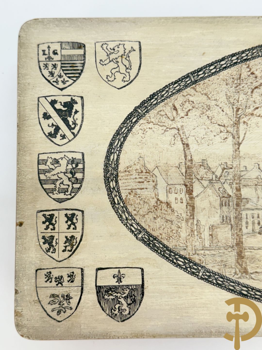 Handbeschilderde tekening op doos omringd met wapenschilden 