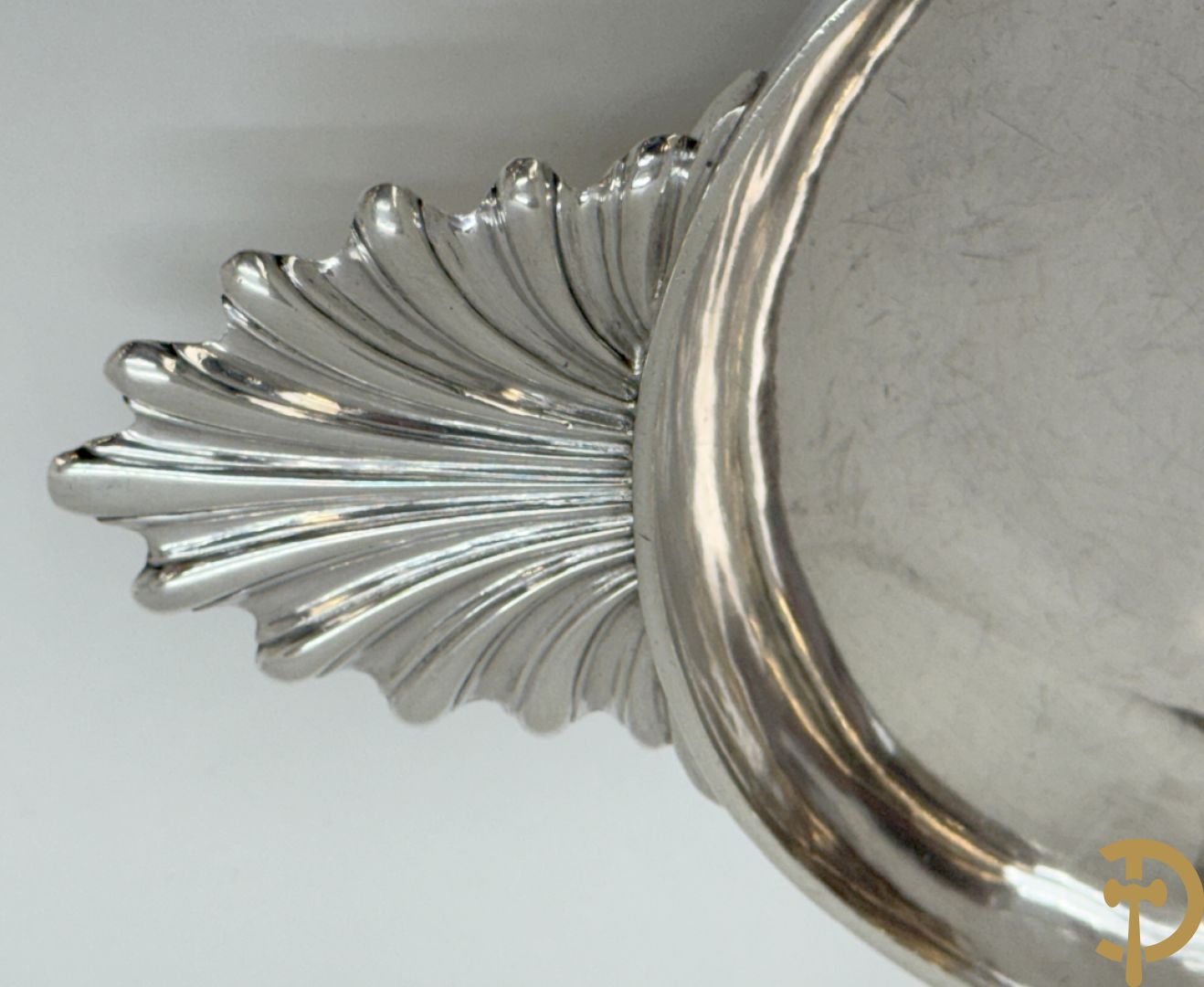 Massief zilveren schaal met handvaten in schelpvorm , Parijs 1752-1753, zilversmid Antoine Bailly, het meesterteken is aangebracht op beide handvaten en middenstuk, met décharge stempel paardenhoofd