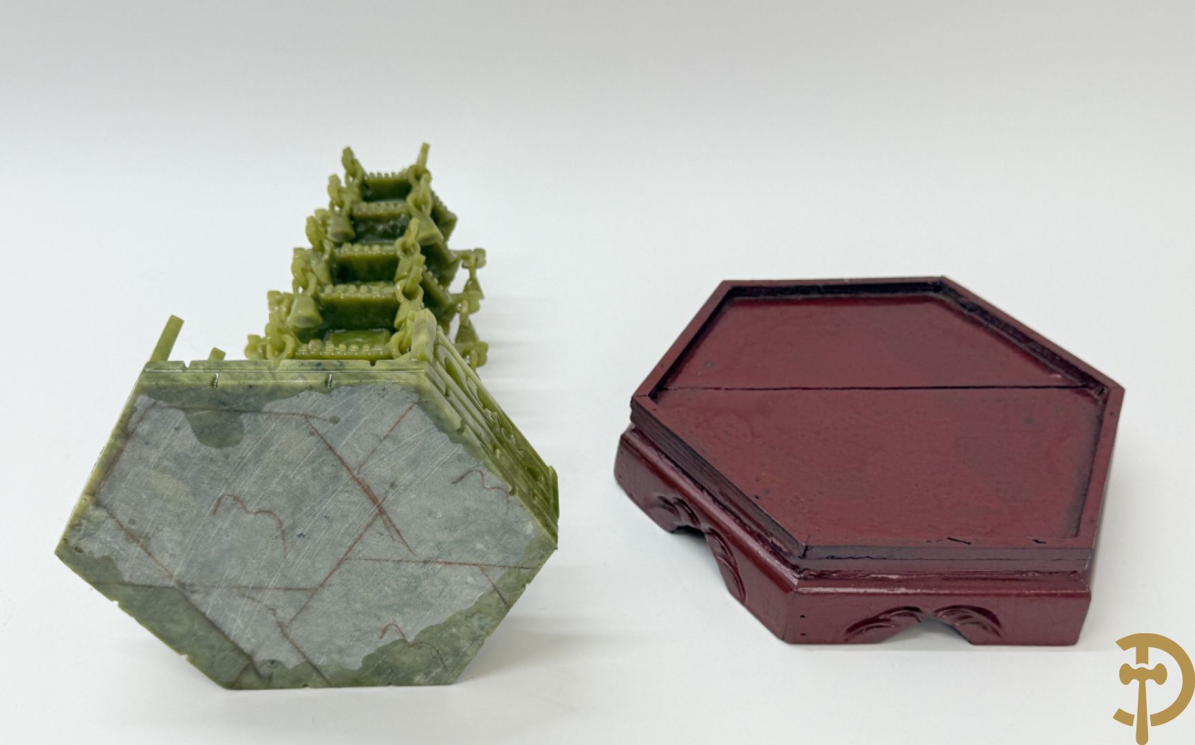 Handgesculpteerde Aziatische tempel op houten sokkel