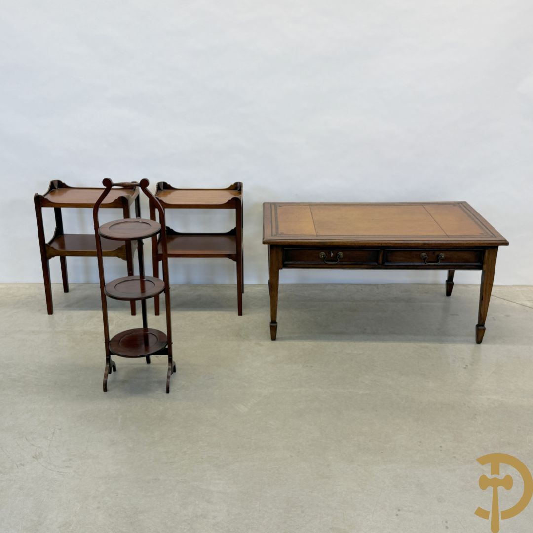 Paar Engelse notelaren bijzettafels + notelaren cakestand + notelaren salontafel met leder bekleed