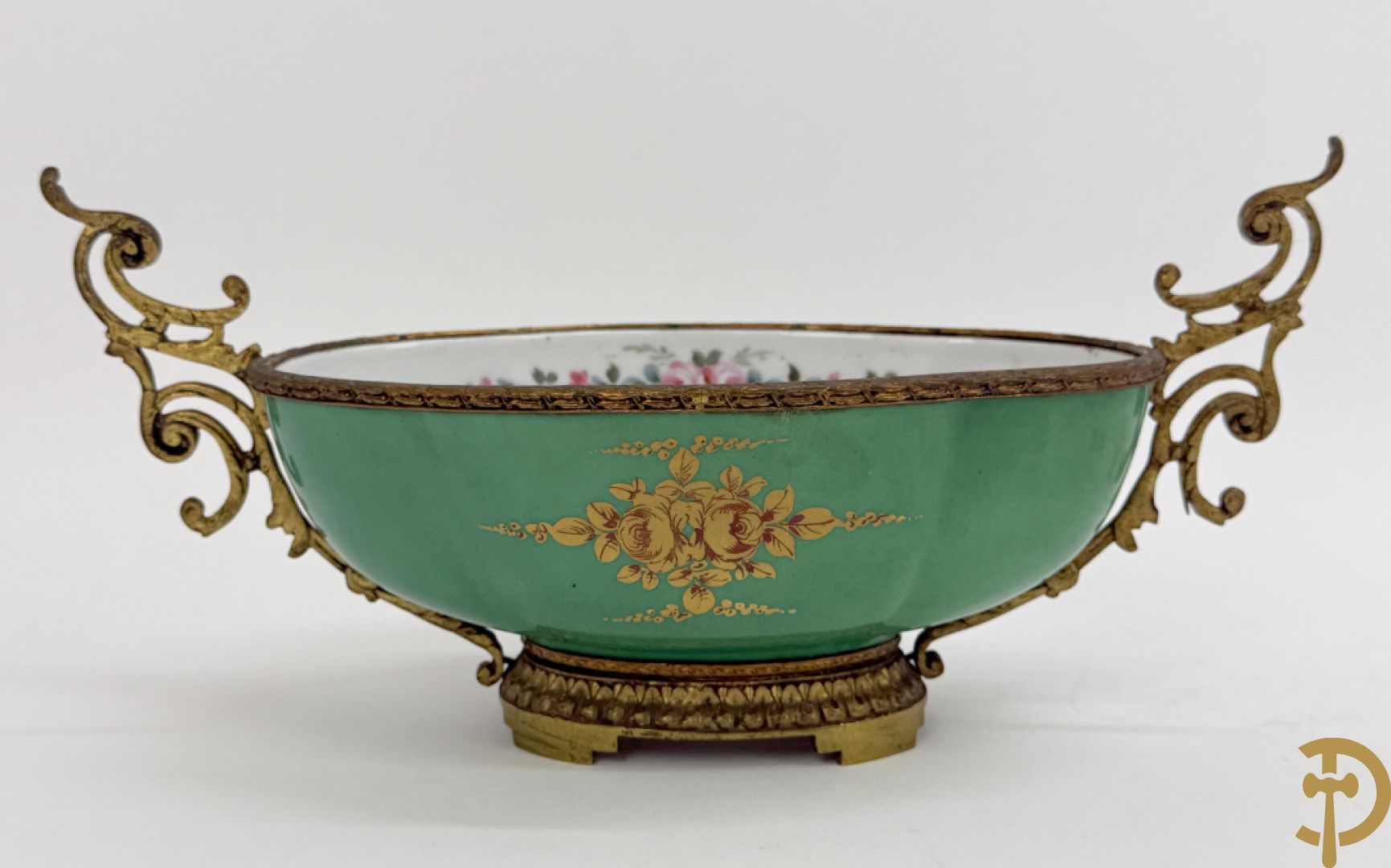 Sèvres cachepot met dubbel decor van handbeschilderde romantische dames en bloemendecor + cachepot in Frans porselein met bloemendecor gevat in bronzen houder + Limoges medici vaas met zwanehalzen
