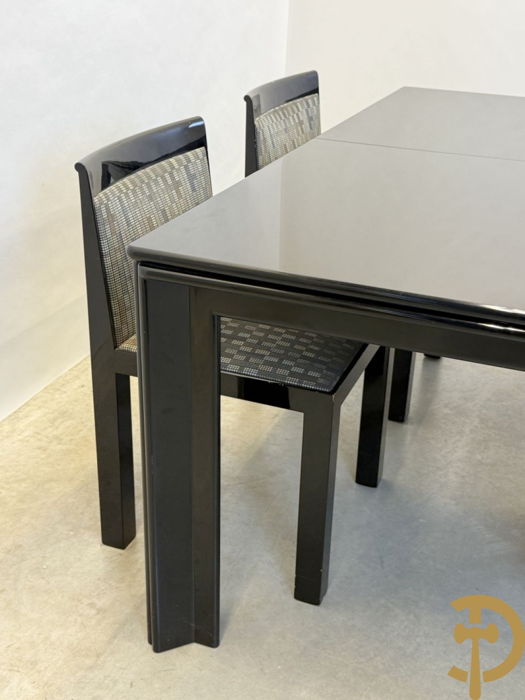 Zwartgelakte uittrekbare vintage designtafel met 4 bijhorende stoelen model 