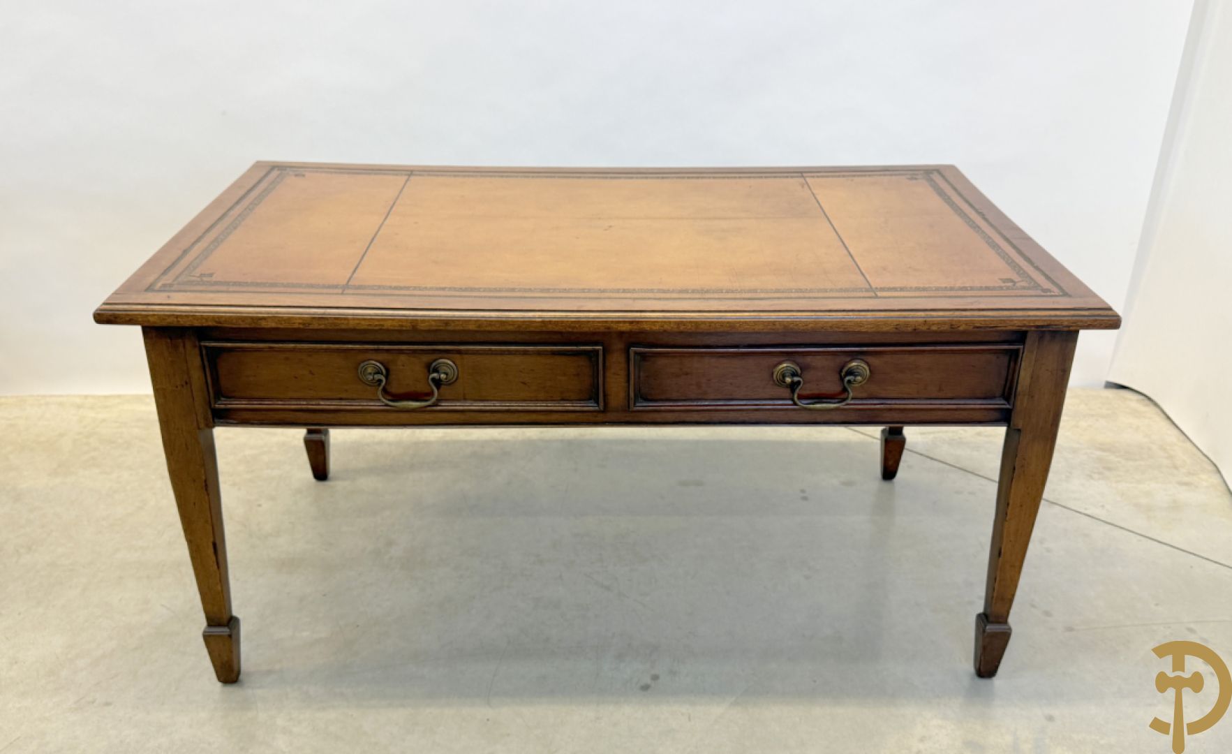 Paar Engelse notelaren bijzettafels + notelaren cakestand + notelaren salontafel met leder bekleed