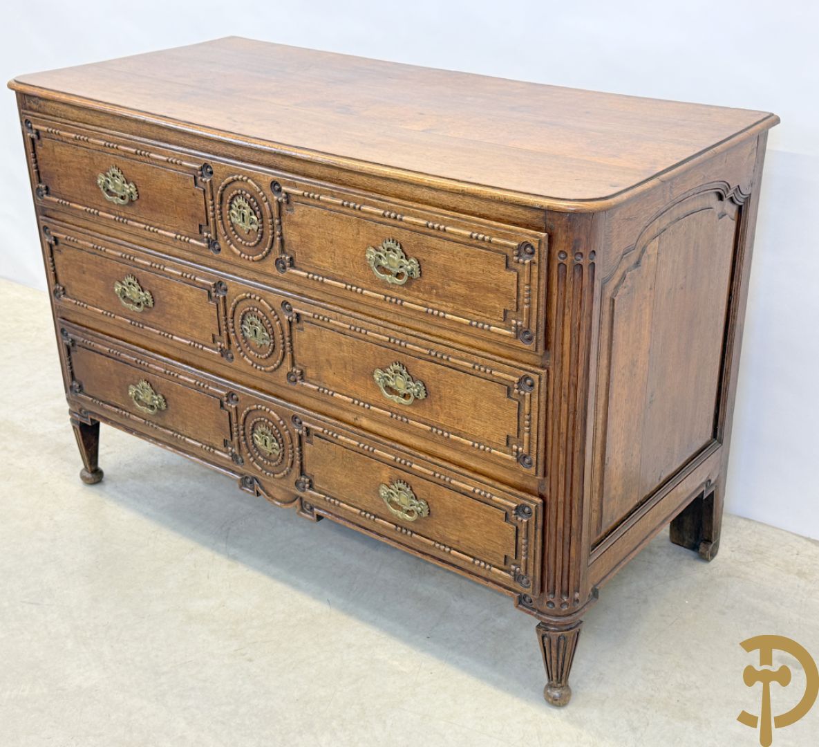 Massief eiken drieladencommode met afgeronde gecanneleerde stijlen, 19e