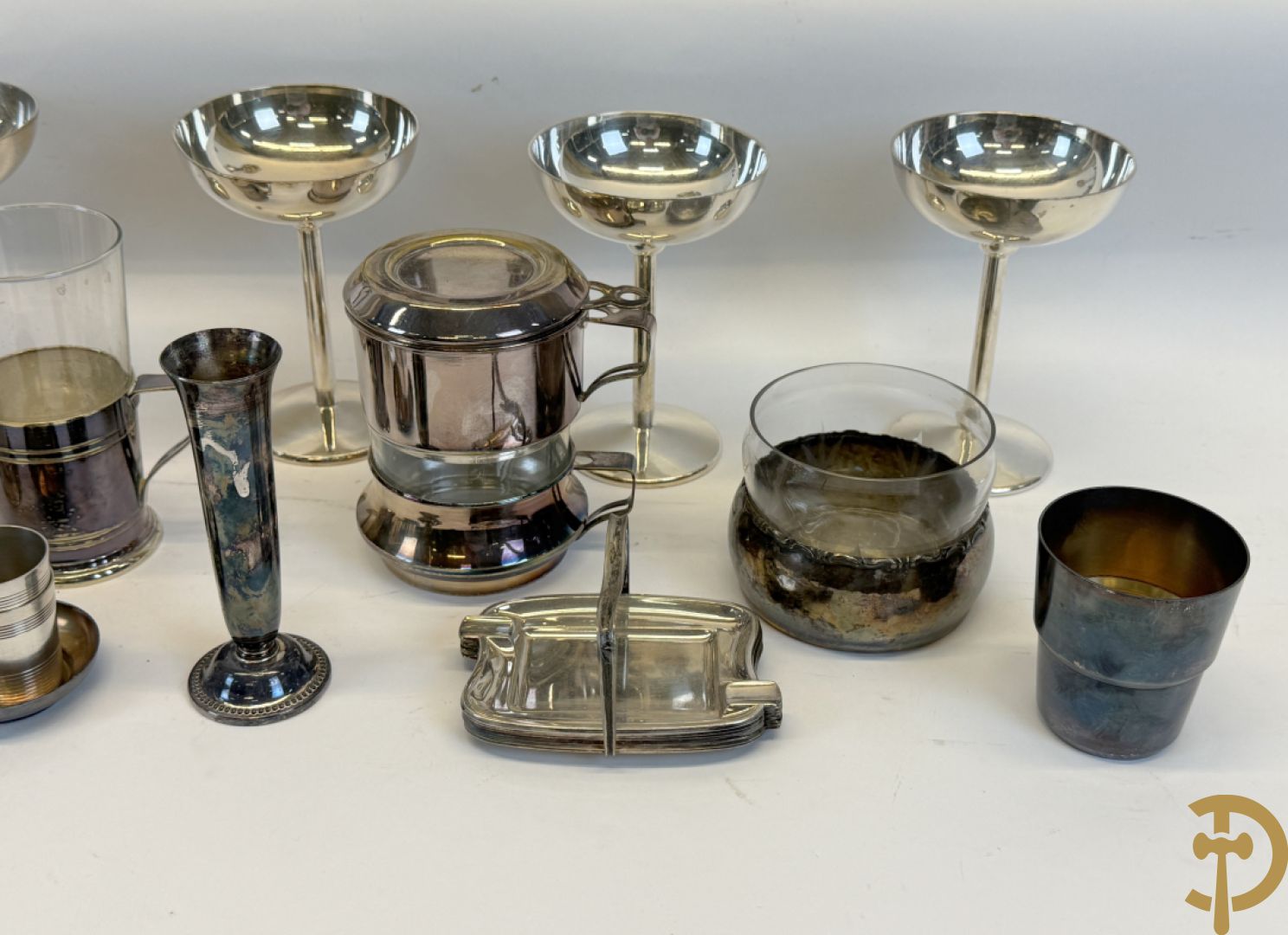 Koffieset Whiskemen (suikerpot met bluts) + Zes verzilverde kandelaars + verzilverde ijscoupes + verzilverde koffiefilters + olie- en azijnstel + verzilverde suikerstrooier e.a.