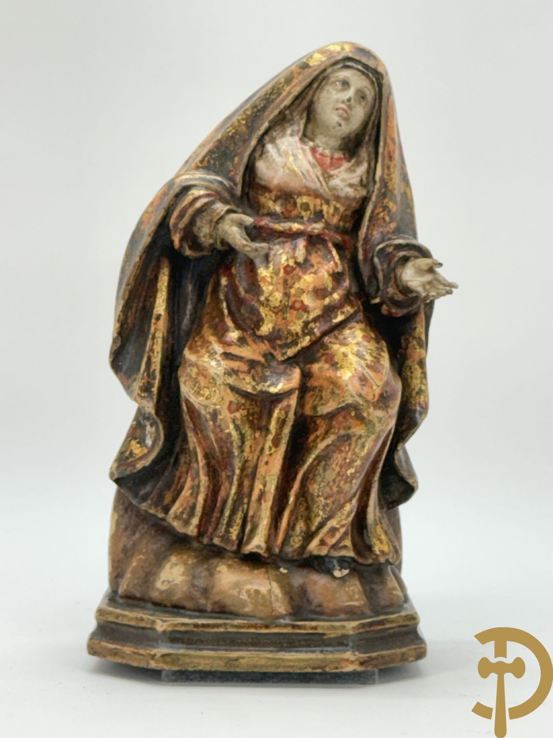 Gepolychromeerde houtsculptuur van zittende dame